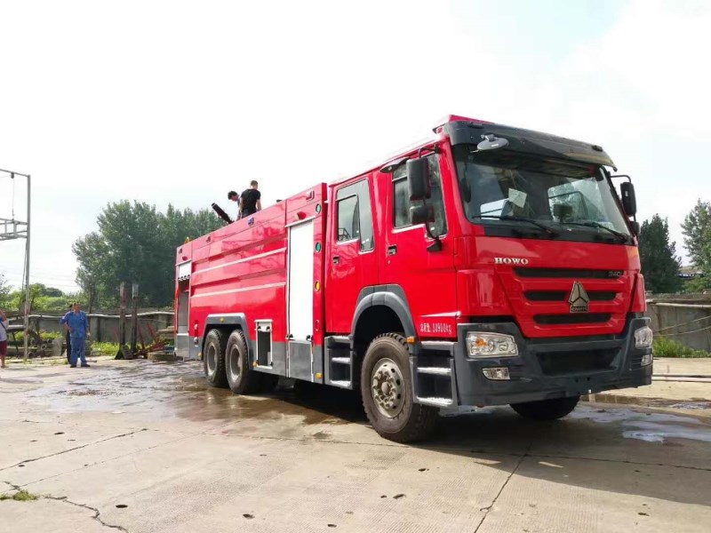 重汽后双桥16吨水罐泡沫消防车
