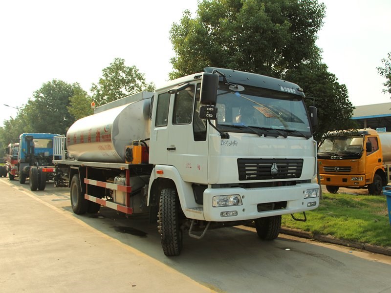 8方重汽豪沃沥青洒布车