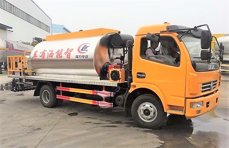 8方东风沥青洒布车