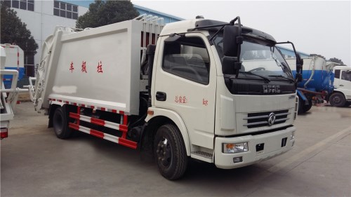东风多利卡8方压缩式垃圾车